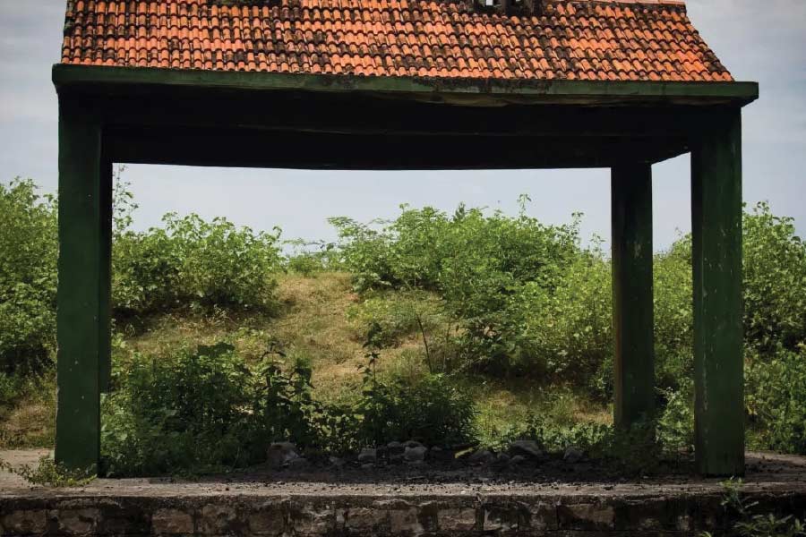 গত বছরও ঠিক এমনই হাল হয়েছিল কালকেরিতে। গত বছরও এই নিয়ম পালন করা হয়েছিল। গ্রামে মৃতদের একটি তালিকা তৈরি করে, সেই তালিকা ধরে একের পর এক মৃতদেহকে জল ‘খাওয়ানো’ হয়েছিল কর্নাটকের এই গ্রামে। আর আশ্চর্যজনক বিষয় হল, তার পরে বৃষ্টিও নেমেছিল গ্রামে।