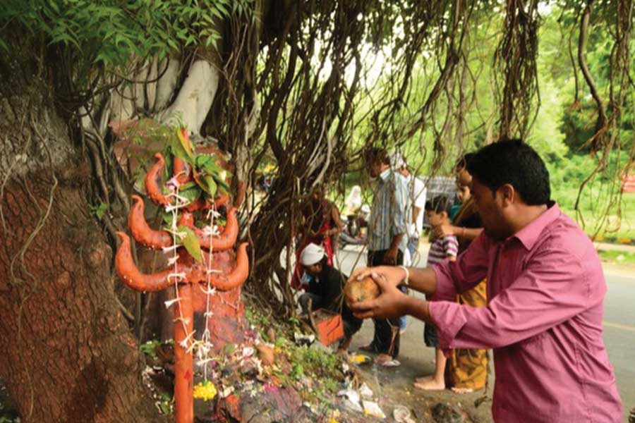 দীর্ঘ দিন বৃষ্টি না হলে আরও এই রকম আরও অনেক প্রথা মেনে চলেন বিভিন্ন প্রদেশের মানুষজন। বাংলাতেও রয়েছে এমন নানা প্রথা। 