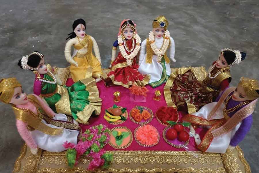 প্রথমে পাত্রীপক্ষ এবং পাত্রপক্ষে কারা থাকবেন, তা ঠিক করেছেন গ্রামবাসীরা। তার পর গায়েহলুদ থেকে শুরু করে কন্যাদান, সিঁদুরদান, সাত পাক ঘোরা, এমনকি নববিবাহিত পুতুল-বউকে পুতুল-বরের সঙ্গে জাঁকজমক করে তার ‘বাড়ি’তে পাঠানোর ব্যবস্থাও হয়েছে। 