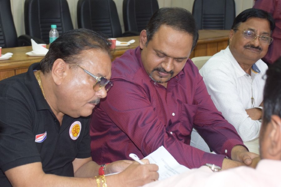 Picture of Madan MItra with IFA officials