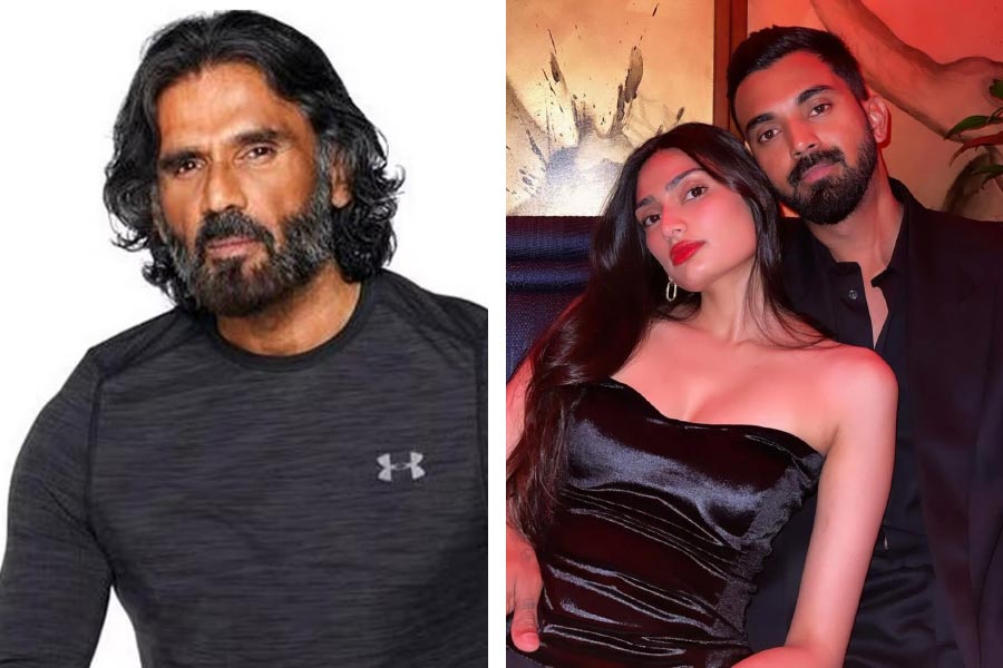 চলতি বছরের জানুয়ারি মাসে বলি অভিনেতা সুনীল শেট্টির কন্যা আথিয়া শেট্টির সঙ্গে সাত পাকে বাঁধা পড়েন ভারতীয় ক্রিকেটার লোকেশ রাহুল। হবু জামাইয়ের বিপদে রাহুলের পাশে দাঁড়িয়েছিলেন সুনীল।