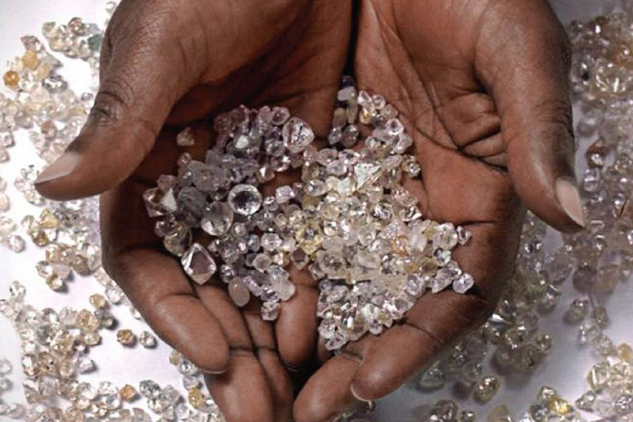 বলা হয়, কৃষ্ণা নদীগর্ভে সঞ্চিত রয়েছে হিরের ভান্ডার। সেই হিরে কি কেউ লুকিয়ে রেখে গিয়েছিলেন? না কি প্রাকৃতিক ভাবেই সেখানে গড়ে উঠেছে হিরের ভান্ডার?