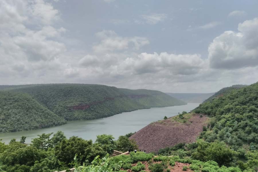 মনে করা হয়, পৃথিবীতে যত বিখ্যাত হিরে রয়েছে, সেগুলি কৃষ্ণা অববাহিকা থেকেই মিলেছে। কোহিনুরও কৃষ্ণার নদীগর্ভ থেকেই উঠে এসেছে।