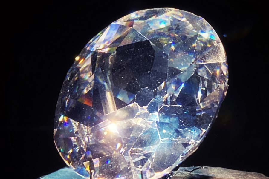 পৃথিবীর দামি হিরেগুলির মধ্যে অন্যতম এই কোহিনুর। এর ওজন প্রায় ১০৬.৬ ক্যারাট। চতুর্দশ শতকে এই হিরে উদ্ধার করা হয়।