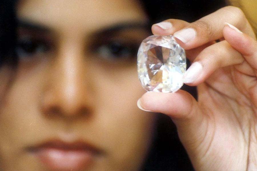  বিচারক রবার্ট সিউয়েল তাঁর ‘দ্য ফরগটন এম্পায়ার’ বইতে লিখেছিলেন, কোহিনুর কোল্লুর গ্রাম থেকে উদ্ধার করা হয়েছিল।