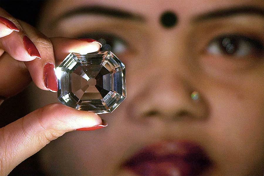 কোহিনুর ছাড়াও কৃষ্ণা জেলার কোল্লুর-পারিতালা থেকে আরও প্রায় ২০টি বিখ্যাত হিরে উদ্ধার করা হয়েছে। সেগুলি পৃথিবীর বিভিন্ন জাদুঘরে নয়তো কোনও সম্রাটের মুকুট বা গয়নায় শোভা পাচ্ছে। সেগুলি ফিরিয়ে আনার দাবি তুলেছিলেন অন্ধ্রপ্রদেশ এবং তেলঙ্গানার ইতিহাসবিদ এবং প্রত্নতাত্ত্বিকেরা।