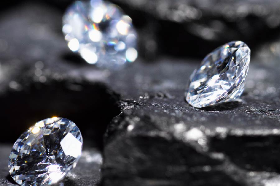 ভারতীয় সর্বেক্ষণ বিভাগ জানিয়েছে, কৃষ্ণা এবং তুঙ্গভদ্রার সঙ্গম থেকে ৩০০ কিলোমিটার পর্যন্ত বিস্তৃত এলাকায় খননকার্য চালিয়ে মিলেছে হিরে। বিশেষত কোল্লুরু-পারতলা এলাকায় সব থেকে বেশি হিরে উত্তোলন করা হয়েছে। কোহিনুরও সেখান থেকেই উত্তোলন করা হয়েছে।