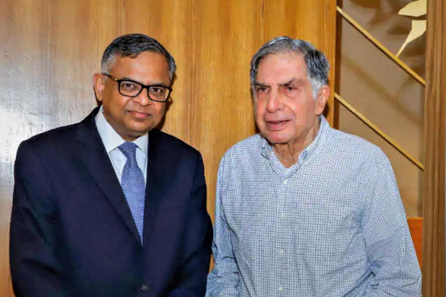 কৃষকের সন্তান হলেও চাষবাসে মন ছিল না। বরং আগ্রহ ছিল কম্পিউটার প্রোগ্রামিংয়ে। তা নিয়ে উচ্চশিক্ষার পর টাটা গোষ্ঠীতে শিক্ষানবিশের কাজ জুটেছিল। আশির দশকে সেই চাকরির হাত ধরেই কর্মজীবনে সাফল্যের সূত্রপাত নটরাজন চন্দ্রশেখরনের। সে দিনের সেই কৃষকপুত্র আজ টাটা গোষ্ঠীর প্রাক্তন কর্ণধার রতন টাটার ডানহাত।