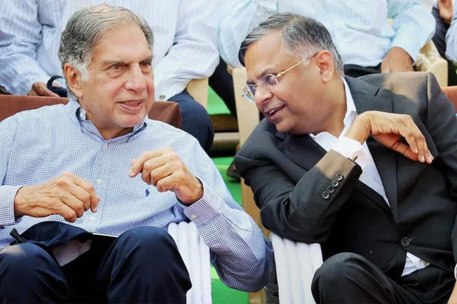 সংবাদমাধ্যম থেকে কর্পোরেট জগৎ— চন্দ্রশেখরনকে সকলেই চেনেন ‘চন্দ্র’ নামে। টাটা গোষ্ঠীর অন্যতম লাভজনক সংস্থা টাটা সন্সের চেয়ারম্যানের পদ থেকে সরে যাওয়ার পর তাঁকে নাকি নিজের উত্তরসূরি বেছেছিলেন খোদ রতন টাটা। যদিও সরকারি ভাবে গোষ্ঠীর বোর্ড নিযু্ক্ত কমিটি চন্দ্রকে দায়িত্বভার দিয়েছিল।