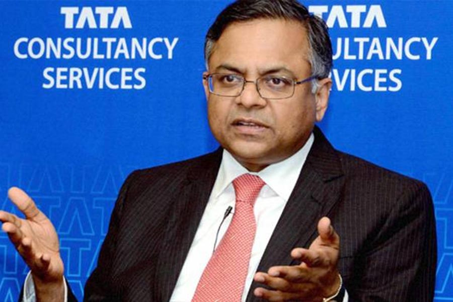 ১৯৬৩ সালে তামিলনাড়ুর মোহানুর গ্রামে জন্ম হয়েছিল চন্দ্রশেখরনের। কৃষক পরিবারের সন্তান চন্দ্রের পড়াশোনা হয়েছিল গ্রামেই একটি সরকারি স্কুলে।