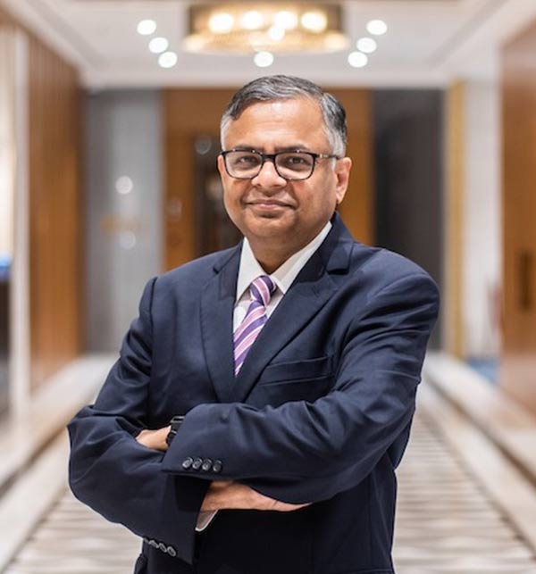 কম্পিউটার প্রোগ্রামিংয়ে তাঁর আগ্রহ দেখে চন্দ্রকে ভর্তি করানো হয়েছিল কোয়ম্বত্তূর ইনস্টিটিউট অফ টেকনোলজিতে। ওই শিক্ষা প্রতিষ্ঠান থেকে অ্যাপ্লায়েড সায়েন্সে স্নাতক হন তিনি।