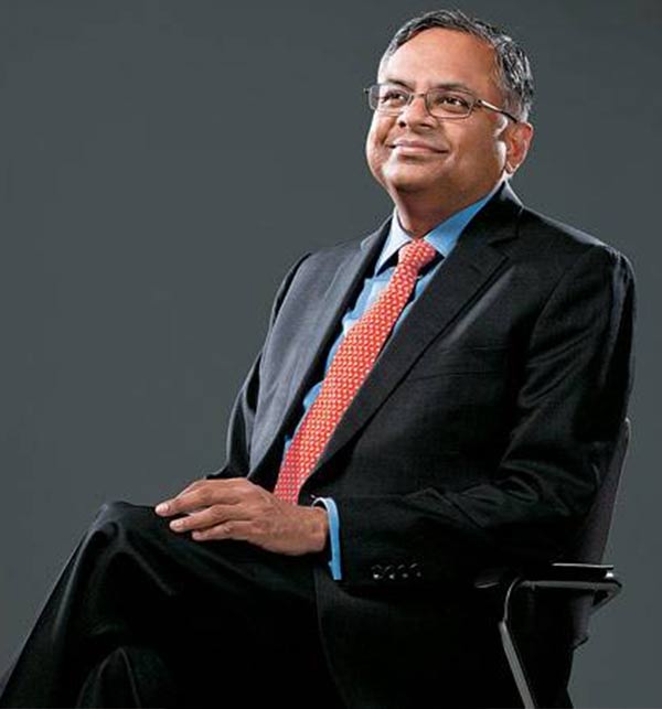 স্নাতক হওয়ার পর তিরুচিরাপল্লির রিজিওনাল ইঞ্জিনিয়ারিং কলেজ থেকে কম্পিউটার অ্যাপ্লিকেশনস (এমসিএ) নিয়ে পড়াশোনা করেন চন্দ্র। স্নাতকোত্তর ডিগ্রি হাসিলের পর শুরু হয় চাকরির সন্ধান।