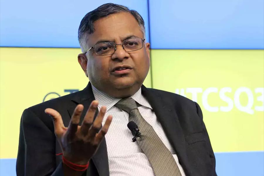 শিক্ষানবিশের চাকরি থেকে টাটা গোষ্ঠীর শীর্ষকর্তা হয়ে ওঠা চন্দ্রের আয় কত? সংবাদমাধ্যমের দাবি, চেয়ারম্যান হিসাবে ২০২১ -২২ অর্থবর্ষে চন্দ্রের বেতন ছিল ১০৯ কোটি টাকা। দিনে তাঁর আয় ৫৩ লক্ষ।