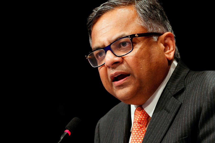 ব্যবসায়িক সিদ্ধান্তের কারণে নয়। ২০২০ সালে একটি বিলাসবহুল ডুপ্লে কিনে আবার শিরোনামে উঠে এলেছিলেন চন্দ্র। মুম্বইয়ের পেডার রোডে ওই ডুপ্লে-র জন্য তিনি ৯৮ কোটি খরচ করেছিলেন। ৬,০০০ বর্গফুটের ওই ফ্ল্যাটের জন্য নাকি প্রতি মাসে ২০ লক্ষ টাকা খরচ করতেন চন্দ্র। শেষমেশ সেটি কিনে ফেলেন তিনি।