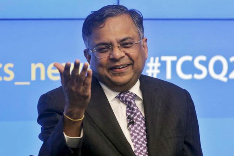 নেটফ্লিক্সের ওই তথ্যচিত্রে চন্দ্র জানিয়েছেন, ছোটবেলায় এক বার বাবার সঙ্গে চাষবাসের কাজে হাত লাগিয়েছিলেন। তবে সে সব করতে একেবারেই ভাল লাগছিল না। সে সময়ই স্থির করে ফেলেন, চাষবাস করবেন না তিনি। সে সিদ্ধান্ত যে ঠিক ছিল, তা আজ প্রমাণিত।