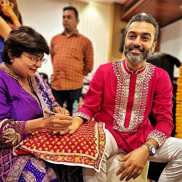 মেহেন্দি অনুষ্ঠানে সোনালির স্বামী অশেষকে মেহেন্দি পরিয়ে দিচ্ছেন বীণা নাগড়া।