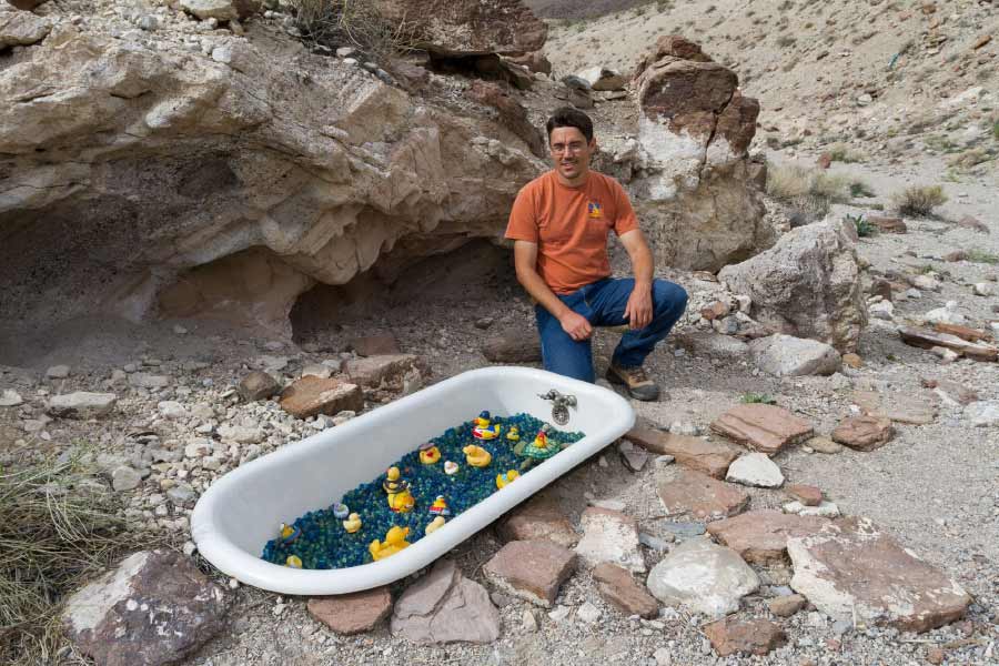 মরুভূমির ধারে এক পাথুরে রাস্তার ধারে পড়ে রয়েছে একটি আস্ত সাদা বাথটাব। সেটিতে রয়েছে রংবেরঙের অগুনতি মার্বেল। বেশির ভাগ মার্বেলই আবার সমুদ্রনীল রঙের।