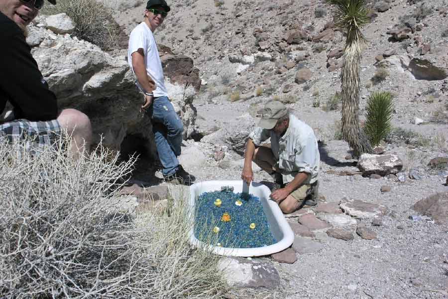 মার্বেল বাথটি যে এলাকায় রয়েছে, সেখানে কোনও বসতি গড়ে ওঠেনি। তবে এর কেন্দ্রস্থল থেকে ১০০ কিলোমিটারের আশপাশে রয়েছে গ্রাম, জনপদ, শহর মিলিয়ে কমপক্ষে ৬১টি বসতি।