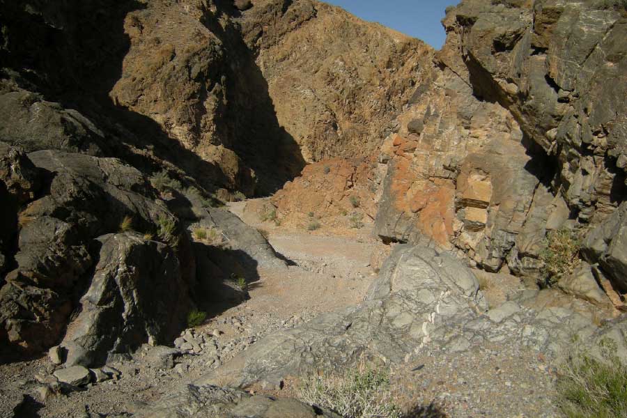 এলাকায় পুরনো মানচিত্রে আবার মার্বেল বাথের অবস্থান নিয়ে ভুল তথ্য দেওয়া রয়েছে। সেখানে বলা হয়েছে, স্টিল পাস রোডের কাছে সেটি রয়েছে। ওই মানচিত্র দেখে মার্বেল বাথ খুঁজতে গিয়ে কম বিপাকে পড়েননি পর্যটকেরা।