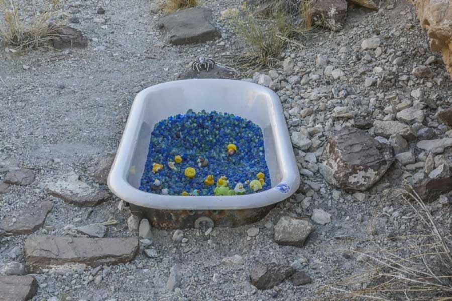 বসতি না গড়ে উঠলেও স্নান করার একটি টাব এ এলাকায় কে বা কারা ফেলে গেলেন? সে উত্তর খোঁজার চেষ্টা অনেকেই করেছেন। অনেকে আবার নিছক কৌতূহলের বশেই বাথটাবটি দেখতে লাস্ট চান্স পর্বতমালার অদূরে পৌঁছেছেন।