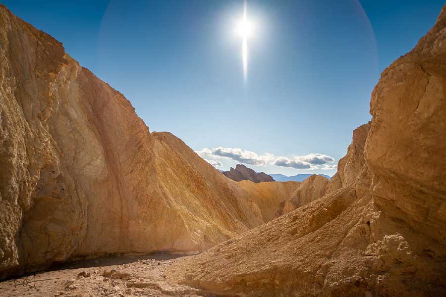 ডেথ ভ্যালি ন্যাশনাল পার্কের আশপাশের এলাকার মানচিত্র ছাড়াও ওই এলাকায় যাত্রার সময় আবহাওয়ার গতিপ্রকৃতি এবং রাস্তায় অবস্থার বিষয়েও খোঁজখবর নেওয়া জরুরি। 
