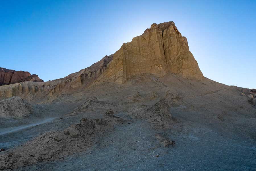 বাথটাবটি দেখতে গিয়ে তাতে নিজেদের সঙ্গে আনা মার্বেল ফেলে দিয়ে এসেছেন বহু পর্যটক। ক্যানিয়ন ওয়াশ এলাকার রাস্তা থেকে প্রায় ১০০ গজের বেশি দূরে রয়েছে বাথটাবটি।