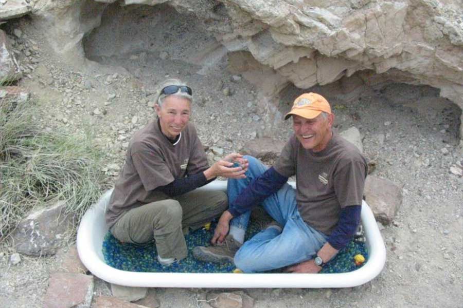 সংবাদমাধ্যমের দাবি, বাথটাবটি ঘিরে কোনও রহস্য নেই। মরুপ্রান্তরে ঘুরে বেড়ানো এক গবেষক তথা পর্বতারোহীই সেটি এলাকায় রেখে এসেছেন। এ হেন কাজে ওয়েন্ডেল মোয়ের নামে ওই রোমাঞ্চপ্রিয় অভিযাত্রীর উদ্দেশ্য কী ছিল? 