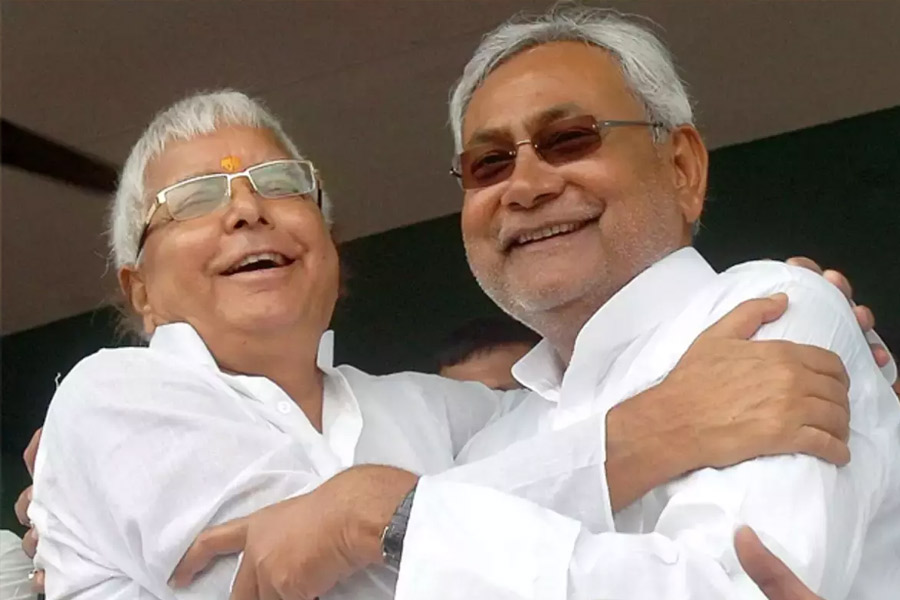 শিঙাড়ায় যত দিন আলু থাকবে, বিহারে তত দিন লালু থাকবেন— বলেছিলেন বিহারের প্রাক্তন মুখ্যমন্ত্রী লালুপ্রসাদ যাদব। ভবিষ্যদ্বাণীটি মেলেনি। বিহারে লালুরাজ সাঙ্গ হয়ে নীতীশরাজ শুরু হয়েছে। আর নিন্দকেরা এখন বলছেন, লালু বা নীতীশকুমার নয়, বিহারের মসনদে যিনিই থাকুন, বিহার বিহারেই থাকবে। সঙ্গে থাকবে এমন কিছু ঘটনা যা শুধুমাত্র বিহারেই ঘটা সম্ভব।
