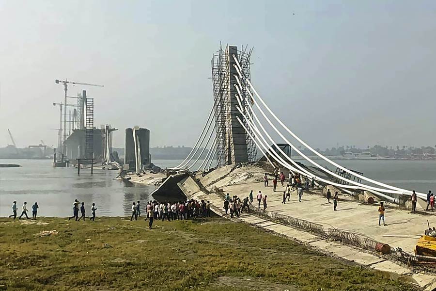 বিস্ময় অবশ্য এখানেই শেষ হয়নি। এর পর বিজেপি সূত্রে দাবি করা হয়েছে, বিহারের ভাগলপুরের এই সেতুটি এই প্রথম বার নয়, আগেও এক বার ভেঙেছে! অথচ এই সেতু নাকি স্বয়ং মুখ্যমন্ত্রী নীতীশের স্বপ্নের প্রকল্প। করদাতাদের ১৭৫০ কোটি টাকা খরচ করা হয়েছে সেতুটি বানানোর জন্য। বিজেপির অভিযোগ, ‘‘মুখ্যমন্ত্রীর নাম জড়িয়ে রয়েছে যেখানে, সেখান থেকেও টাকা সরাতে বাধছে না। এ থেকেই বোঝা যায় বিহারে দুর্নীতি কোন স্তরে পৌঁছেছে।’’