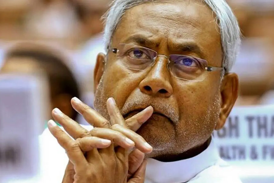 নীতীশের এই স্বপ্নের প্রকল্পে এখন বিহারের দুঃস্বপ্নে পরিণত হয়েছে। ভাগলপুরের ওই সেতুর নতুন নামকরণও করেছেন নেটাগরিকেরা। কেউ নাম দিয়েছেন ‘দুর্নীতির সেতু’। কেউ সম্বোধন করেছেন ‘চোরেদের সেতু’ বলে। সমালোচনায় মুখর হয়েছে দেশ। আর এই ঘটনাই নতুন করে মনে করিয়ে দিয়েছে বিহারে হওয়া এমনই আরও অনেক অদ্ভুত ‘চুরি’র কথা।