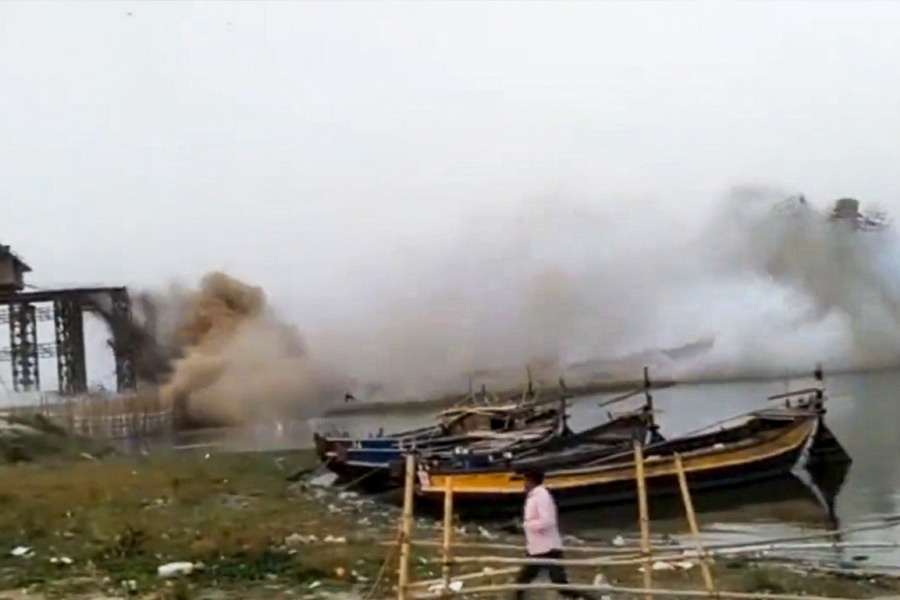 এক, উদ্বোধনের আগেই ভাঙল সেতু— শেষ ডিসেম্বরেই আরও একটি সেতু ভেঙে পড়েছিল বিহারে। বেগুসরাইয়ের বুড়ি গন্ডক নদীর উপর সেই সেতুটি সদ্য তৈরি করা হয়েছিল। দিন কয়েক পরেই উদ্বোধন হওয়ারও কথা ছিল। কিন্তু তত দিন পর্যন্তও দাঁড়িয়ে থাকতে পারেনি ওই সেতু।