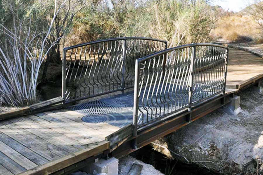 চার, লোহার সেতু চুরি— একটা আস্ত সেতুও চুরি করেছিল বিহারের চোরেরা। ৬০ ফুট দীর্ঘ লোহার তৈরি একটি ব্রিজ বেমালুম হাওয়া হয়ে গিয়েছিল এলাকা থেকে। সেই চুরি আবার হয়েছিল দিনের আলোয়।