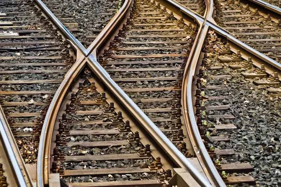 পাঁচ, রেললাইন চুরি— দু’কিলোমিটার রেললাইনও বিক্রি করে দিয়েছিল চোরেরা। এটিও বিহারেরই ঘটনা। সমস্তিপুরের ওই রেললাইন আবর্জনা হিসাবে বিক্রি করে দেওয়া হয়েছিল ফেলে দেওয়া লোহালক্কর কেনা ব্যবসয়ায়ীদের কাছে। এর আগে কখনও এমন ঘটনা ঘটেনি বিহারে।