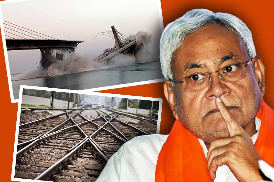 রবিবারের সেতু ভাঙার ঘটনা এই আজগুবি চুরির তালিকা আরও একটু দীর্ঘায়িত করল। ভাগলপুরে ভেঙে পড়া ব্রিজটি চার লেন বিশিষ্ট সেতু ছিল। সেতুটি ভেঙে পড়ার ঘটনায় এক নেটাগরিক টুইটারে মজা করে লিখেছেন, ‘‘ভেবেছিলাম, পরের বার ভোটটা নীতীশকেই দেব। কিন্তু ব্রিজের সঙ্গে সঙ্গে মনও ভেঙে দিলেন উনি।’’