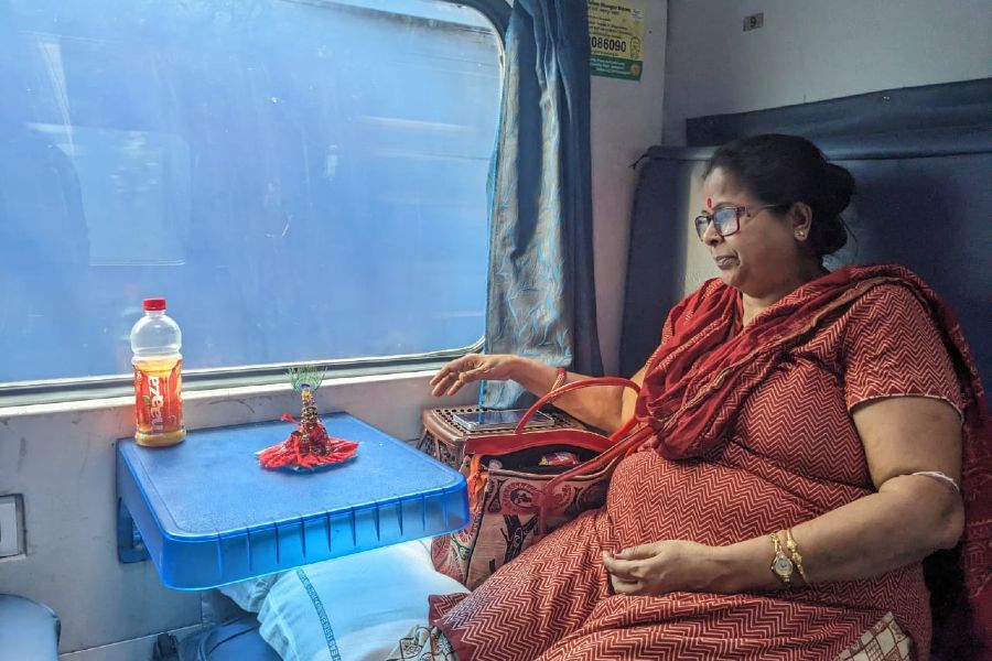 Woman of Konnagar boarding Coromandel express with Gopal idol