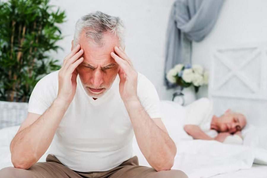 মাছটি খাওয়ার পরেই ওই প্রবীণ নানা রকম শব্দ শুনতে থাকেন। কানে আসতে থাকে মানুষের চিৎকার, পাখির কলরব। টানা দু’দিন নানা রকম স্বপ্ন দেখেন তিনি। ভেবেছিলেন, মানসিক সমস্যা হয়েছে তাঁর। 