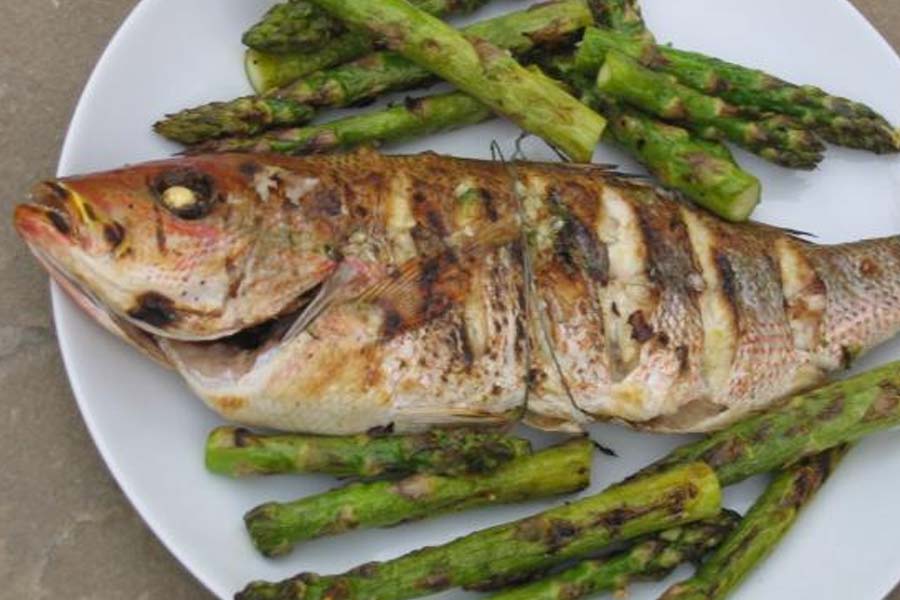 কেন এই মাছ খেলে কারও কারও নেশা হয়? সেই নিয়ে ২০১২ সালে একটি প্রতিবেদন প্রকাশিত হয়। সেখানে এই মাছের খাদ্যাভ্যাসকে দায়ী করা হয়েছিল। 