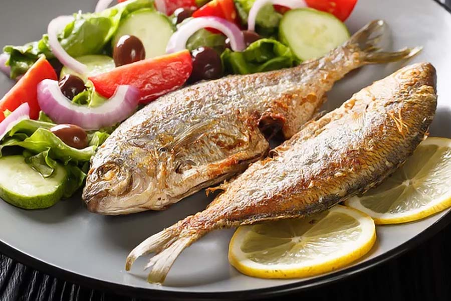 এই মাছ ফাইটোপ্ল্যাঙ্কটন জাতীয় অ্যালগি খায়। যা থাকে পসিডোনিয়া ওশিয়ানিয়া নামে সামুদ্রিক ঘাসে। বিজ্ঞানীরা মনে করেন, এই অ্যালগির প্রভাবে সালেমা পর্জির শরীরে টক্সিন তৈরি হয়।