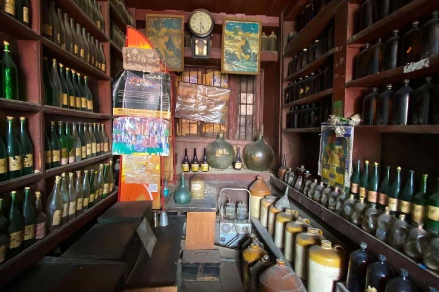 শ্রীনগরের দোকানটি কোজ়গরদের গোলাপজল তৈরিরও কারখানা। আবার আজও সেখানেই চলে গোলাপজলের বিক্রিবাটা। সংবাদমাধ্যমের একাংশের দাবি, কাশ্মীরে হাতেগড়া গোলাপজলের কারিগরদের মধ্যে আব্দুলই অন্যতম সেরা।