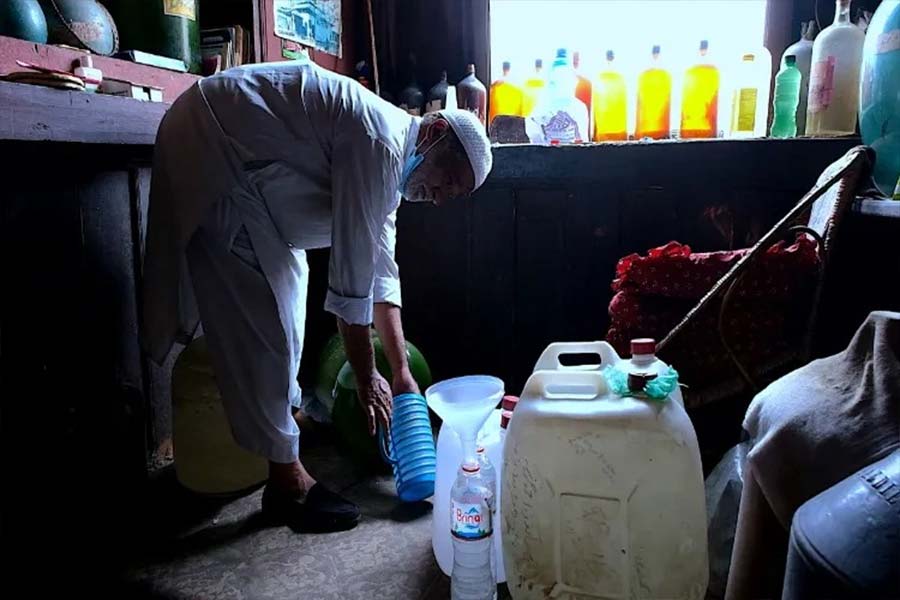 কাশ্মীরের উপত্যকায় নয়, কোজ়গরদের গোলাপজল তৈরির কারিগরির সূত্রপাত নাকি হয়েছিল তুরস্কের মাটিতে। চারশো বছর আগে তাঁদের পূর্বপুরুষেরা সে দেশ থেকেই উপত্যকায় পা রেখেছিলেন। সঙ্গে গুটিয়ে এনেছিলেন পারিবারিক ব্যবসাটিও।