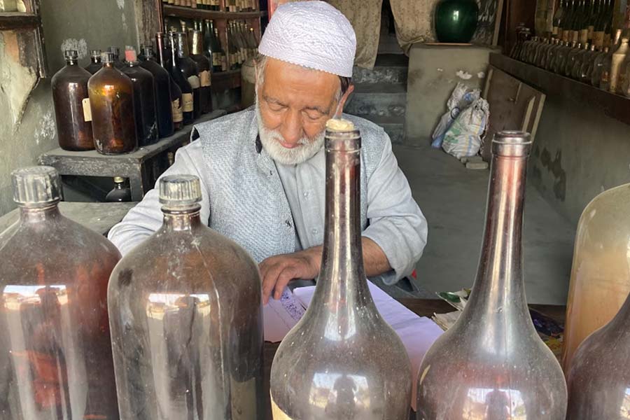 সে মত অনুযায়ী, প্রায় সাতশো বছর আগে কাশ্মীরে এ ব্যবসা গড়ে তোলেন ইরানের হমদান শহরের বাসিন্দা মির সৈয়দ আলি হমদান।