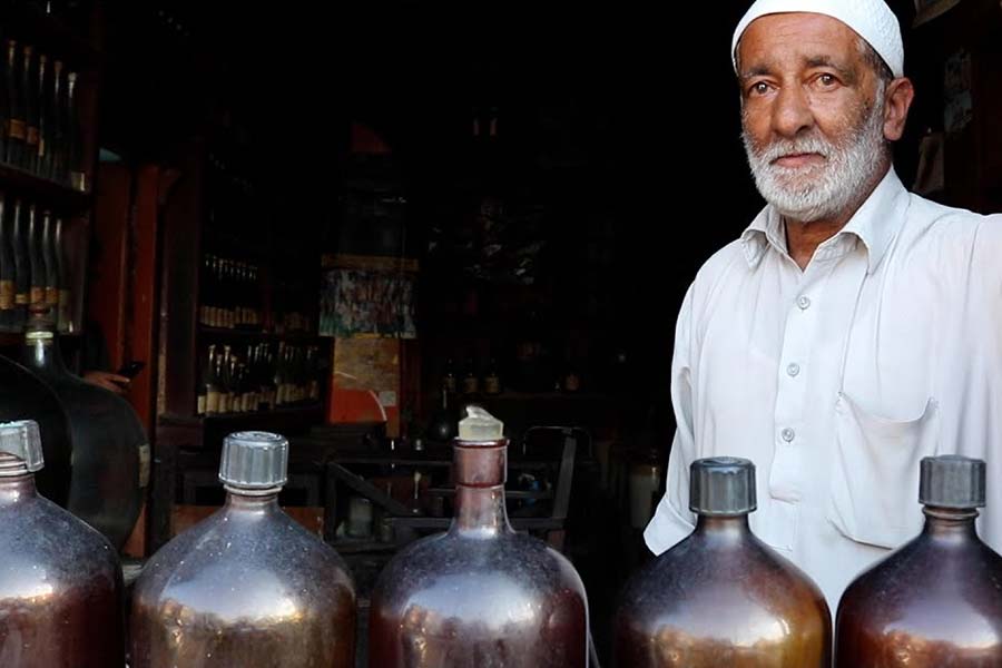 হমদান নাকি কাশ্মীরে একা আসেননি। তাঁর সঙ্গে ছিলেন বহু সুফিসন্ত, ইসলাম ধর্ম প্রচারক, গালিচা এবং গোলাপজল তৈরির কারিগর। তাঁরা সকলে নাকি ঝিলম নদীর পাড়ে বসতি গড়েছিলেন।
