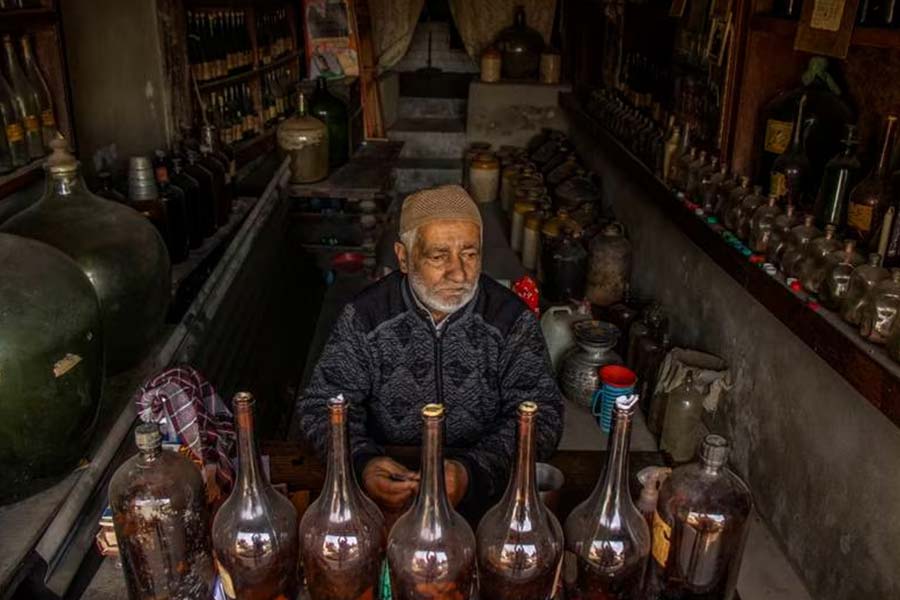 ঝিলমের আশপাশের বাসিন্দাদের মধ্যে ইসলাম ধর্ম প্রচার করা ছাড়াও নাকি গোলাপজল তৈরির খুঁটিনাটিও শেখাতে শুরু করেছিলেন হমদান।