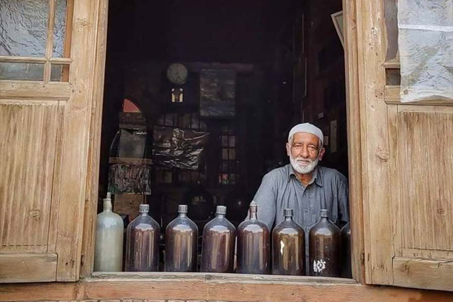 কাশ্মীরে হমদানের ওই দলটি পরিচিতি ছড়িয়েছিল শাহ-ই-হমদান নামে। কথিত, সিল্ক রুট ধরে শাহ-ই-হমদান পা রাখেন উপত্যকায়।