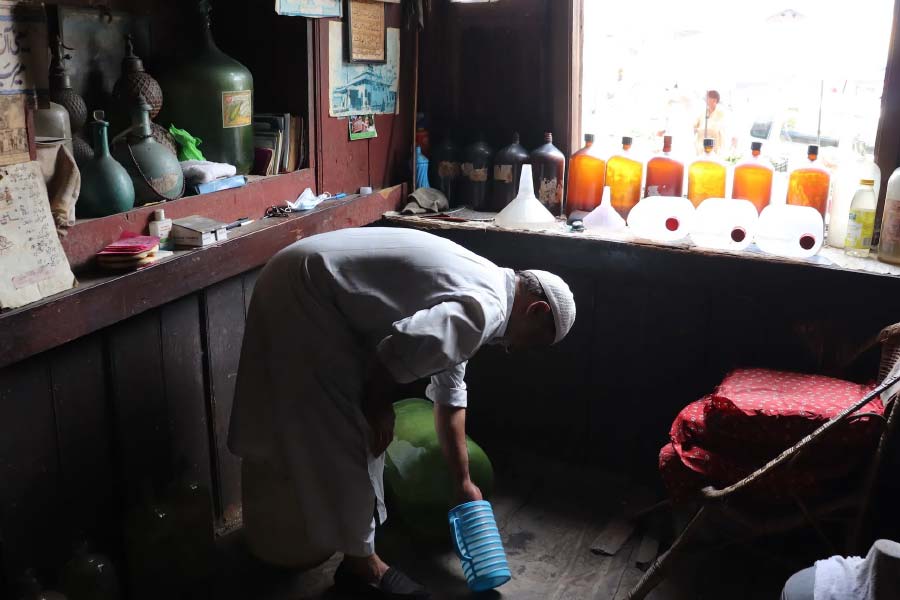 গোলাপজল বা গালিচা তৈরির খুঁটিনাটি ছাড়াও স্থানীয়দের নানা হাতের কাজ শিখিয়েছিলেন হমদান। তাঁর কাছ থেকে নাকি কাঠের উপর খোদাই করা শিল্পসামগ্রী থেকে কাগজের মণ্ড দিয়ে তৈরি ঘর সাজানোর জিনিসপত্র গড়ার কাজে হাতেখড়ি হয়েছিল স্থানীয়দের। কাশ্মীর তো বটেই, দেশ-বিদেশেও এ সামগ্রীগুলির চাহিদা রয়েছে।