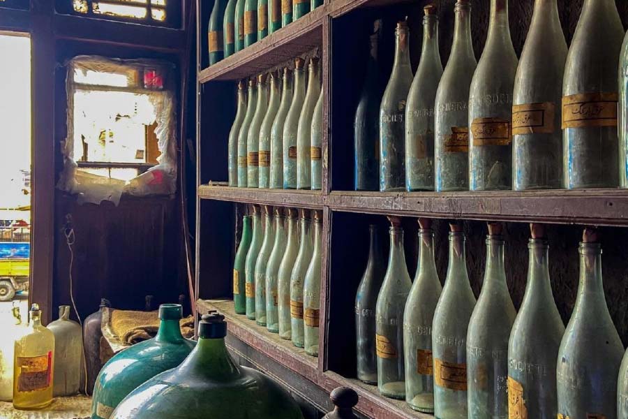 শ্রীনগরে আব্দুলের দোকানটি ৯০ বছরের বেশি পুরনো। দোকান জুড়ে কাঠের তাকে ঠাসা নানা আকারের কাচের বয়াম, শিশি-বোতল। তাতে রয়েছে রঙিন সুগন্ধি থেকে গোলাপজল বা আরক-ই-গুলাব তৈরির সামগ্রীও।