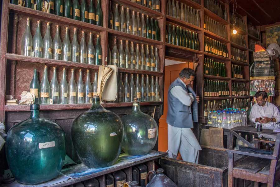 আব্দুল আজ়িজ়ের আগে এ ব্যবসা সামলাতেন তাঁর বাবা হাবিবুল্লা। তাঁর ইচ্ছা ছিল, ছেলে যাতে পারিবারিক ঐতিহ্য বজায় রাখেন।