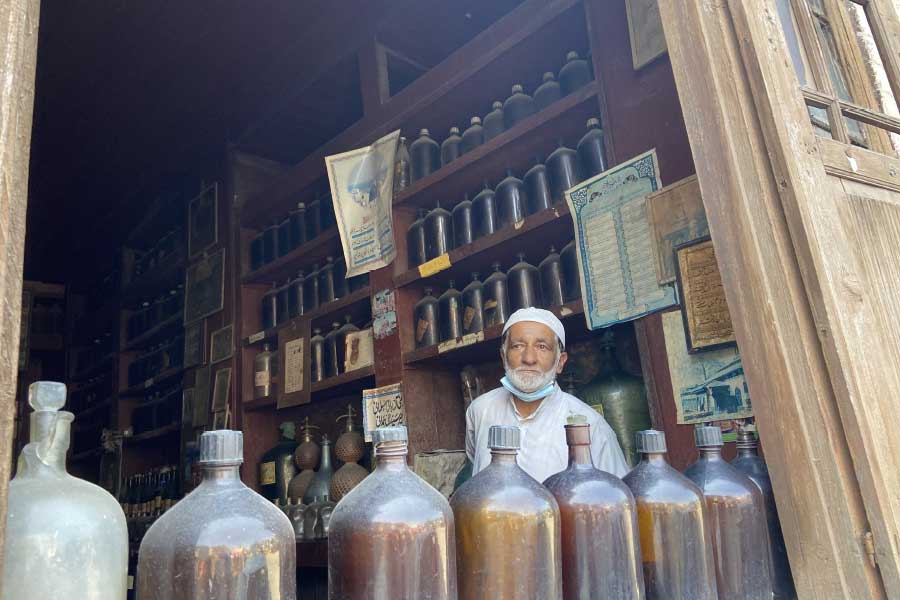 বাবার ইচ্ছা মেনেই ব্যবসার হাল ধরেছেন আব্দুল আজ়িজ়। তার আগে অবশ্য প্রথাগত উচ্চশিক্ষা শেষ করেছেন। স্নাতকের ডিগ্রিলাভের পর চিরাচরিত চিকিৎসার খুঁটিনাটি শিখেছেন। তবে সে সব শিখেও তা দিয়ে পসার জমানোর পথে যাননি আব্দুল আজ়িজ়।