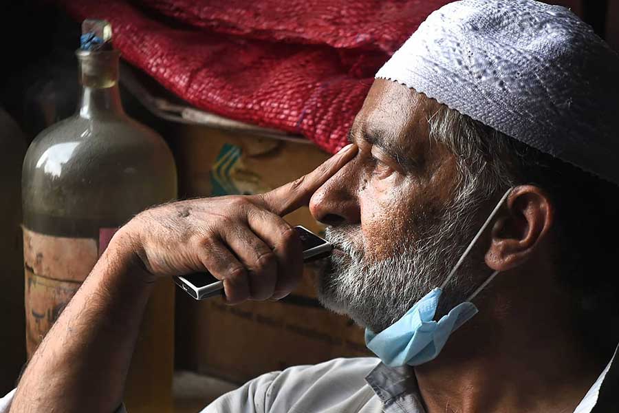 সংবাদমাধ্যমের প্রতিবেদন অনুয়ায়ী, ৫-৬ কিলো গোলাপ থেকে নামমাত্র গোলাপজল তৈরি করা যায়। এর পর চলে তার শোধনের প্রক্রিয়া। ফলে মেশিনের তুলনায় হাতেগড়া গোলাপজল তৈরির পদ্ধতি বেশ সময়সাপেক্ষ।