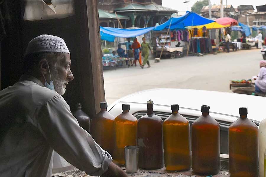 এ ব্যবসায় লাভের রেখচিত্রও বেশ নিম্নমুখী হচ্ছে বলে দাবি। ফলে প্রায় একার হাতে আব্দুল আজ়িজ আর কত দিন পারিবারিক ব্যবসা চালিয়ে নিয়ে যেতে পারবেন, তা নিয়ে সন্দিহান অনেকে।